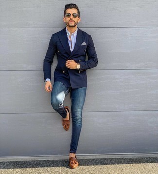 Какие классические рубашки носить с синими зауженными джинсами мужчине: Классическая рубашка и синие зауженные джинсы — отличный выбор, если ты ищешь расслабленный, но в то же время модный мужской ансамбль. Любители необычных луков могут завершить лук коричневыми кожаными лоферами с кисточками, тем самым добавив в него толику изысканности.