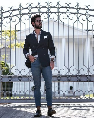 Как носить оксфорды с двубортным пиджаком: Сочетание двубортного пиджака и синих зауженных джинсов — отличный пример вольного офисного стиля для джентльменов. Уравновесить лук и добавить в него чуточку классики помогут оксфорды.