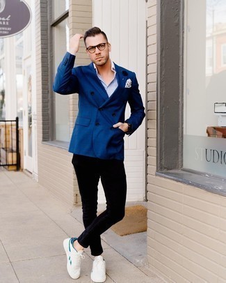 С чем носить зауженные джинсы мужчине: Лук из темно-синего двубортного пиджака и зауженных джинсов позволит реализовать в твоем образе городской стиль современного парня. Любишь незаурядные решения? Можешь дополнить свой лук бело-синими низкими кедами из плотной ткани.
