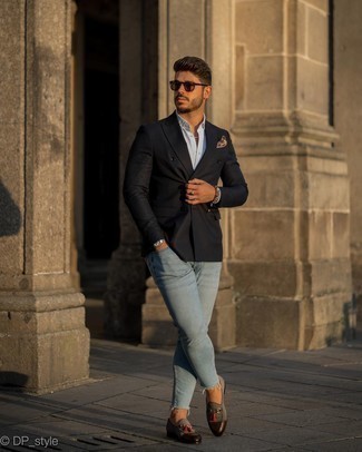 С чем носить голубые зауженные джинсы мужчине в теплую погоду: Черный двубортный пиджак в сочетании с голубыми зауженными джинсами великолепно подходит для офиса. Закончив образ темно-серыми замшевыми лоферами с кисточками, можно получить поразительный результат.