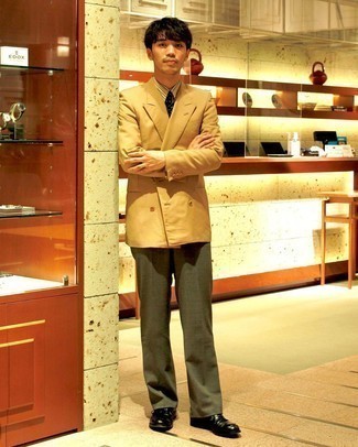 С чем носить оливковые классические брюки мужчине в деловом стиле: Светло-коричневый двубортный пиджак и оливковые классические брюки — чудесный пример элегантного стиля. Дополнив образ черными кожаными туфлями дерби, можно привнести в него немного динамичности.