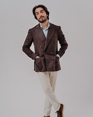 Какие двубортные пиджаки носить с бежевыми классическими брюками мужчине в деловом стиле: Комбо из двубортного пиджака и бежевых классических брюк позволит создать запоминающийся мужской образ. Такой образ легко приспособить к повседневным реалиям, если дополнить его темно-коричневыми замшевыми низкими кедами.