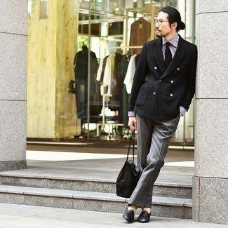 Какие двубортные пиджаки носить с бело-пурпурной классической рубашкой мужчине осень: Двубортный пиджак в паре с бело-пурпурной классической рубашкой позволит составить стильный и привлекательный лук. черные кожаные лоферы добавят облику расслабленности и дерзости. Если хочешь выглядеть по-осеннему ярко и интересно, тебе обязательно стоит взять этот лук на заметку.