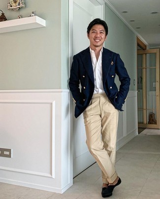 С чем носить светло-коричневые классические брюки мужчине: Темно-синий двубортный пиджак в сочетании со светло-коричневыми классическими брюками — прекрасный пример делового городского стиля.