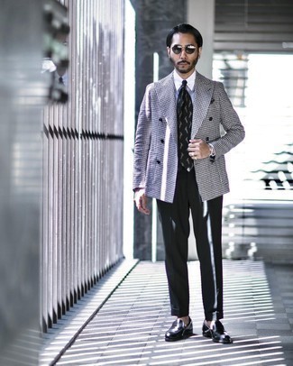 С чем носить классическую рубашку мужчине в деловом стиле: Любой молодой человек будет выглядеть безукоризненно в классической рубашке и черных классических брюках. Черные кожаные лоферы помогут сделать образ менее официальным.