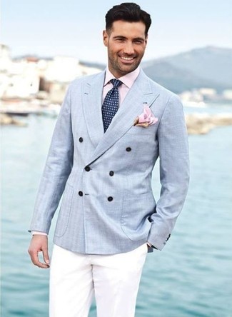 Модный лук: голубой двубортный пиджак, розовая классическая рубашка, белые классические брюки, темно-синий галстук с геометрическим рисунком