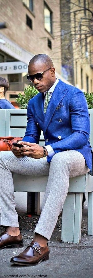 Модный лук: синий шерстяной двубортный пиджак, белая классическая рубашка, серые классические брюки, темно-коричневые кожаные монки