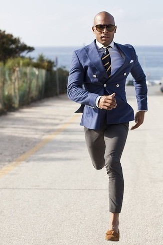 Как носить темно-синий пиджак с серыми классическими брюками в 30 лет мужчине: Темно-синий пиджак и серые классические брюки помогут составить утонченный мужской лук. Очень выигрышно здесь выглядят коричневые замшевые лоферы с кисточками.