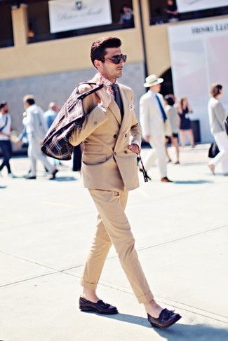 С чем носить темно-сине-белый шелковый галстук в горошек мужчине в теплую погоду: Светло-коричневый двубортный пиджак в паре с темно-сине-белым шелковым галстуком в горошек — олицетворение строгого делового стиля. Такой ансамбль несложно приспособить к повседневным реалиям, если завершить его темно-коричневыми кожаными лоферами с кисточками.