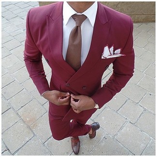Как носить белую классическую рубашку с темно-красным двубортным пиджаком мужчине: Темно-красный двубортный пиджак в сочетании с белой классической рубашкой поможет создать стильный и привлекательный образ. Что же до обуви, темно-коричневые кожаные лоферы с кисточками — самый достойный вариант.