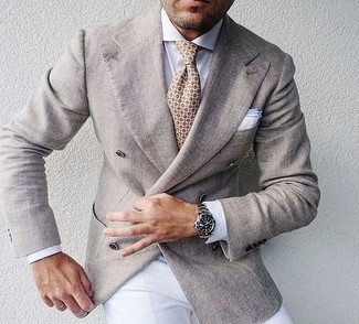 Модный лук: бежевый двубортный пиджак, белая классическая рубашка, белые классические брюки, бежевый галстук с принтом