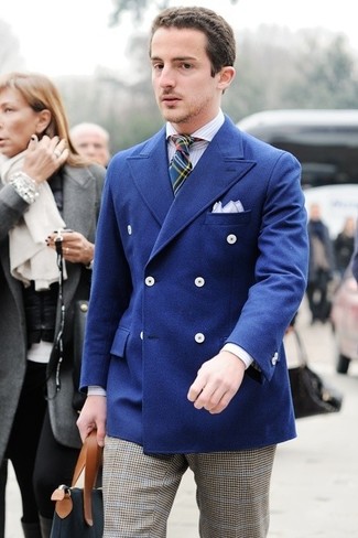 С чем носить серые классические брюки в шотландскую клетку мужчине в деловом стиле: Сочетание синего двубортного пиджака и серых классических брюк в шотландскую клетку — воплощение делового городского стиля.
