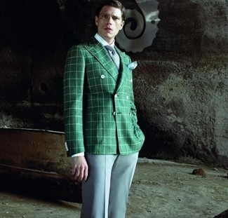 С чем носить темно-зеленый двубортный пиджак мужчине лето: Темно-зеленый двубортный пиджак в паре с голубыми классическими брюками поможет создать модный и привлекательный образ. Подобное сочетание вещей несомненно будет у тебя одним из самых любимых в знойные летние дни.