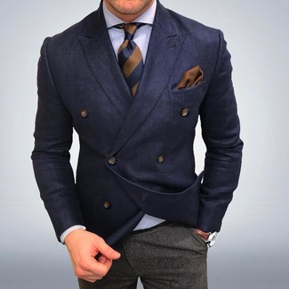 Как носить синий двубортный пиджак с серыми классическими брюками мужчине лето: Синий двубортный пиджак в сочетании с серыми классическими брюками поможет исполнить изысканный мужской стиль. Уверены, это прекрасное решение для солнечной погоды.