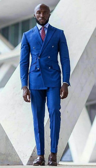 Модный лук: синий двубортный пиджак, голубая классическая рубашка, синие классические брюки, темно-коричневые кожаные лоферы