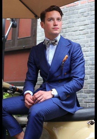 Модный лук: синий двубортный пиджак, голубая классическая рубашка в вертикальную полоску, синие классические брюки, серый галстук-бабочка в вертикальную полоску