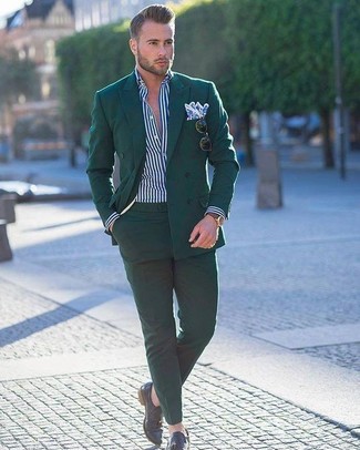 Как носить бело-темно-синюю классическую рубашку в вертикальную полоску с темно-зелеными классическими брюками мужчине: Комбо из бело-темно-синей классической рубашки в вертикальную полоску и темно-зеленых классических брюк поможет исполнить элегантный стиль. В сочетании с этим ансамблем наиболее гармонично выглядят черные кожаные лоферы с кисточками.