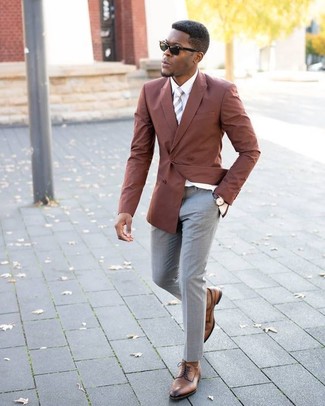 Какие классические брюки носить с коричневым двубортным пиджаком мужчине в деловом стиле: Коричневый двубортный пиджак и классические брюки — беспроигрышный вариант для светского мероприятия. Ты можешь легко адаптировать такой образ к повседневным делам, завершив его коричневыми кожаными туфлями дерби.
