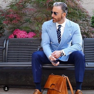 Как носить классические брюки с оксфордами за 50 лет: Сочетание голубого двубортного пиджака и классических брюк поможет воссоздать элегантный стиль. Создать интересный контраст с остальными предметами из этого образа помогут оксфорды.