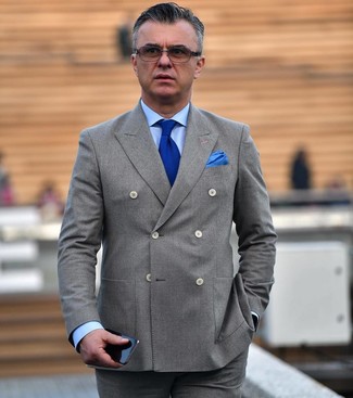 С чем носить синий вязаный галстук мужчине: Серый двубортный пиджак в паре с синим вязаным галстуком поможет создать модный и привлекательный ансамбль.