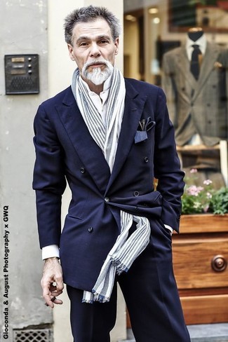 С чем носить серый шарф в вертикальную полоску мужчине: Ансамбль из темно-синего двубортного пиджака и серого шарфа в вертикальную полоску позволит подчеркнуть твою мужественность.