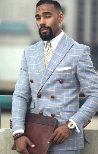 С чем носить бирюзовый двубортный пиджак мужчине: Бирюзовый двубортный пиджак в паре с голубыми классическими брюками в клетку позволит создать незабываемый мужской лук.