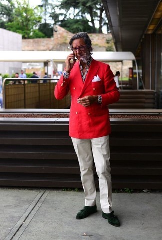 С чем носить темно-красный пиджак за 50 лет мужчине в деловом стиле: Для воплощения строгого мужского вечернего образа чудесно подойдет темно-красный пиджак и белые классические брюки. Вкупе с этим образом прекрасно смотрятся темно-зеленые замшевые оксфорды.