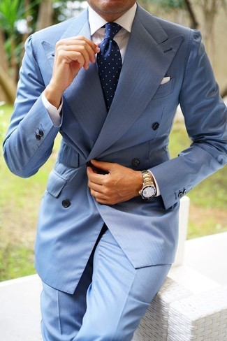 С чем носить темно-синий галстук в горошек мужчине лето: Голубой двубортный пиджак в паре с темно-синим галстуком в горошек позволит исполнить строгий деловой стиль. Пережить невыносимую летнюю жару определенно проще, если ты одет вот так.