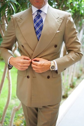 С чем носить светло-коричневый двубортный пиджак в 30 лет мужчине лето: Комбо из светло-коричневого двубортного пиджака и светло-коричневых классических брюк позволит создать незабываемый мужской лук. Такой лук гарантирует комфорт в знойную погоду и удобство в ношении.