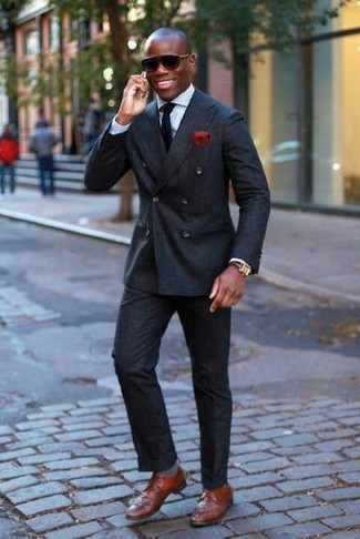 Какие классические рубашки носить с черным двубортным пиджаком мужчине в деловом стиле: Комбо из черного двубортного пиджака и классической рубашки — замечательный пример делового городского стиля. Любишь незаурядные сочетания? Можешь закончить свой лук коричневыми кожаными туфлями дерби.
