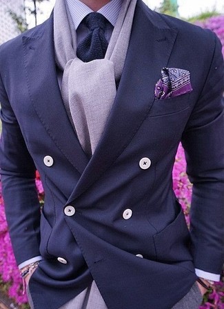 С чем носить темно-пурпурный нагрудный платок в деловом стиле: Темно-синий двубортный пиджак и темно-пурпурный нагрудный платок — хороший вариант для несложного, но модного мужского образа.
