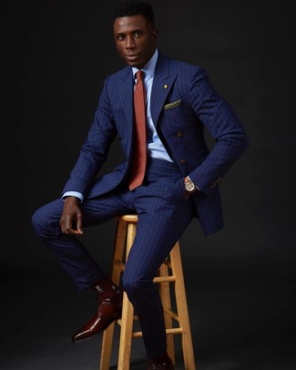 С чем носить темно-сине-белый пиджак в вертикальную полоску мужчине: Сочетание темно-сине-белого пиджака в вертикальную полоску и синих классических брюк в вертикальную полоску — замечательный пример элегантного стиля. Темно-красные кожаные туфли дерби — идеальный вариант, чтобы завершить лук.