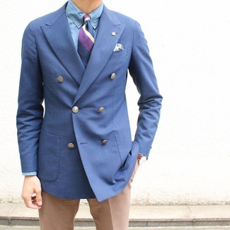С чем носить светло-фиолетовый галстук в вертикальную полоску в 30 лет мужчине в теплую погоду: Синий двубортный пиджак и светло-фиолетовый галстук в вертикальную полоску — прекрасный вариант для выхода в свет.