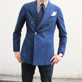 С чем носить темно-синие классические брюки в шотландскую клетку мужчине: Синий двубортный пиджак в сочетании с темно-синими классическими брюками в шотландскую клетку поможет составить стильный и мужественный ансамбль.