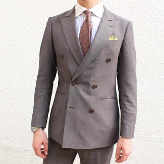 С чем носить табачный галстук в горошек мужчине в теплую погоду: Коричневый двубортный пиджак и табачный галстук в горошек — замечательный пример элегантного стиля.