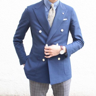Как носить синий двубортный пиджак с темно-серыми классическими брюками мужчине лето в деловом стиле: Любой джентльмен будет выглядеть несравненно в синем двубортном пиджаке и темно-серых классических брюках. Такое сочетание вещей точно поможет справиться с нестерпимым летним зноем.