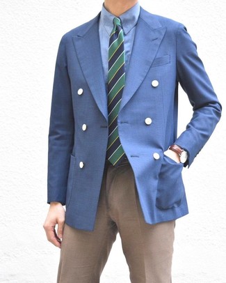 Как носить темно-синюю классическую рубашку с темно-синим двубортным пиджаком мужчине в теплую погоду: Темно-синий двубортный пиджак в сочетании с темно-синей классической рубашкой поможет создать незабываемый мужской лук.
