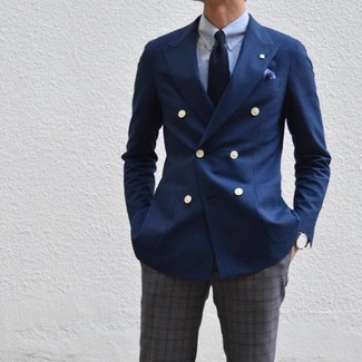 Как носить голубую классическую рубашку с темно-синим двубортным пиджаком мужчине лето: Несмотря на то, что это достаточно сдержанный образ, сочетание темно-синего двубортного пиджака и голубой классической рубашки является неизменным выбором стильных молодых людей, неминуемо покоряя при этом сердца прекрасных дам. Пережить невыносимый июльский зной будет значительно легче, если ты одет вот так.