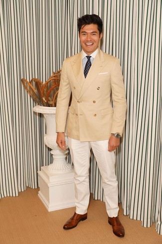 Модный лук: светло-коричневый двубортный пиджак, бело-синяя классическая рубашка в вертикальную полоску, белые классические брюки, коричневые кожаные оксфорды
