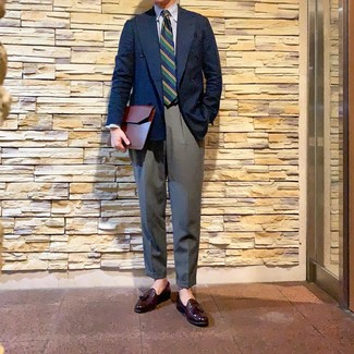 С чем носить темно-сине-зеленый галстук в вертикальную полоску в 30 лет мужчине лето: Несмотря на то, что этот лук кажется достаточно консервативным, образ из темно-синего двубортного пиджака и темно-сине-зеленого галстука в вертикальную полоску всегда будет по вкусу стильным мужчинам, неизменно пленяя при этом сердца барышень. Чтобы образ не получился слишком вычурным, можно дополнить его темно-красными кожаными лоферами с кисточками. Подобное сочетание может стать твоим спасением, когда за окном невозможный зной.
