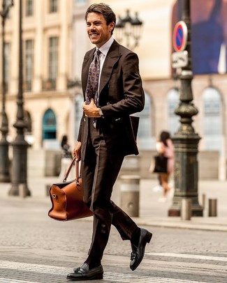 Какие классические рубашки носить с темно-коричневыми классическими брюками в 30 лет мужчине в теплую погоду: Несмотря на то, что это классический образ, лук из классической рубашки и темно-коричневых классических брюк неизменно нравится стильным мужчинам, а также покоряет сердца дам. Ты можешь легко приспособить такой образ к повседневным нуждам, закончив его черными кожаными лоферами с кисточками.