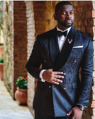 С чем носить черный двубортный пиджак из парчи мужчине: Черный двубортный пиджак из парчи и черные классические брюки помогут составить элегантный мужской образ.