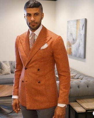 С чем носить оранжевый двубортный пиджак мужчине: Несмотря на то, что этот ансамбль весьма классический, сочетание оранжевого двубортного пиджака и коричневых классических брюк всегда будет по вкусу джентльменам, пленяя при этом дамские сердца.