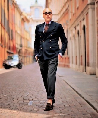 С чем носить темно-красный галстук за 50 лет мужчине: Сочетание черного двубортного пиджака и темно-красного галстука — олицетворение строгого делового стиля. Ты можешь легко приспособить такой образ к повседневным делам, дополнив его темно-коричневыми замшевыми лоферами c бахромой.
