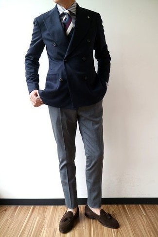 Как носить бело-синюю классическую рубашку в вертикальную полоску с темно-серыми классическими брюками мужчине в теплую погоду: Бело-синяя классическая рубашка в вертикальную полоску в паре с темно-серыми классическими брюками поможет создать модный классический лук. Что касается обуви, темно-коричневые замшевые лоферы с кисточками — наиболее выигрышный вариант.