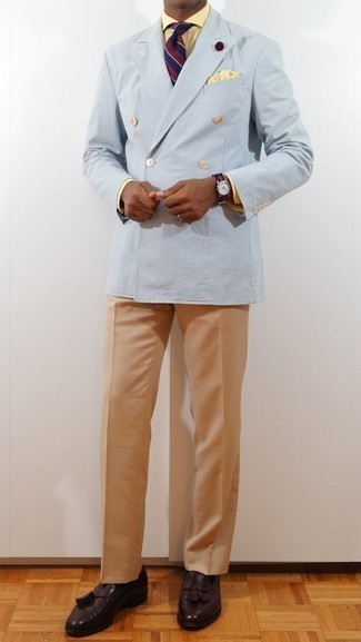 С чем носить бирюзовый двубортный пиджак мужчине: Комбо из бирюзового двубортного пиджака и светло-коричневых классических брюк позволит составить стильный и в то же время изысканный образ. Нравится рисковать? Тогда дополни ансамбль темно-пурпурными кожаными лоферами с кисточками.