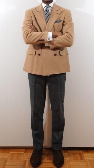 Какие оксфорды носить с темно-серыми классическими брюками: Комбо из светло-коричневого двубортного пиджака и темно-серых классических брюк поможет воплотить элегантный стиль. Поклонники рискованных сочетаний могут завершить лук оксфордами.