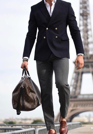 Какие классические рубашки носить с темно-сине-белым двубортным пиджаком в 30 лет мужчине: Темно-сине-белый двубортный пиджак в паре с классической рубашкой — превосходный пример делового городского стиля. Чтобы лук не получился слишком отполированным, можешь дополнить его коричневыми кожаными лоферами.
