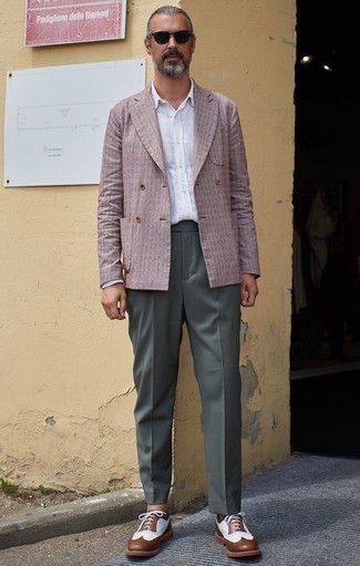 Какие двубортные пиджаки носить с оливковыми классическими брюками за 40 лет мужчине в деловом стиле: Комбо из двубортного пиджака и оливковых классических брюк — хороший пример элегантного стиля. Чтобы образ не получился слишком претенциозным, можешь закончить его коричневыми кожаными брогами.