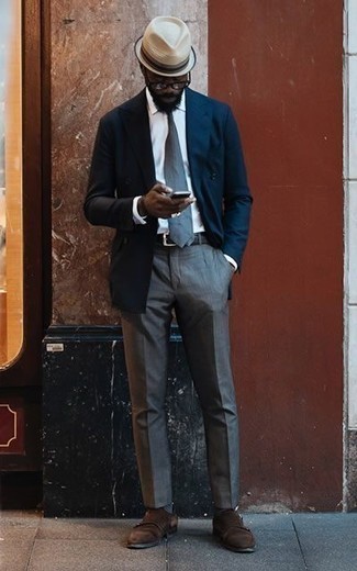 С чем носить темно-синие носки за 40 лет мужчине: Темно-синий двубортный пиджак в паре с темно-синими носками однозначно будет обращать на себя взоры красивых дам. Хотел бы сделать лук немного строже? Тогда в качестве дополнения к этому луку, стоит обратить внимание на темно-коричневые замшевые монки с двумя ремешками.